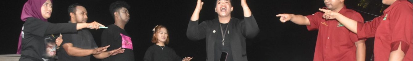 Pementasan teater rakyat oleh serikat buruh di depan warung kopi Sidoarjo sebagai sarana perjuangan UMSK.