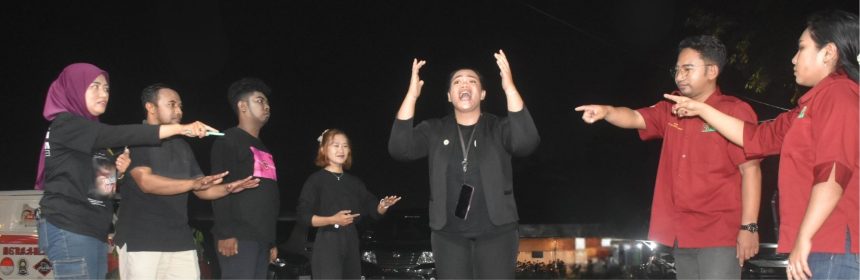 Pementasan teater rakyat oleh serikat buruh di depan warung kopi Sidoarjo sebagai sarana perjuangan UMSK.