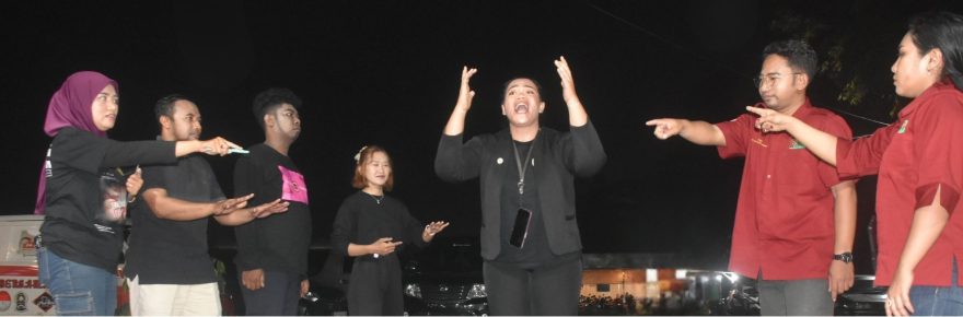 Pementasan teater rakyat oleh serikat buruh di depan warung kopi Sidoarjo sebagai sarana perjuangan UMSK.