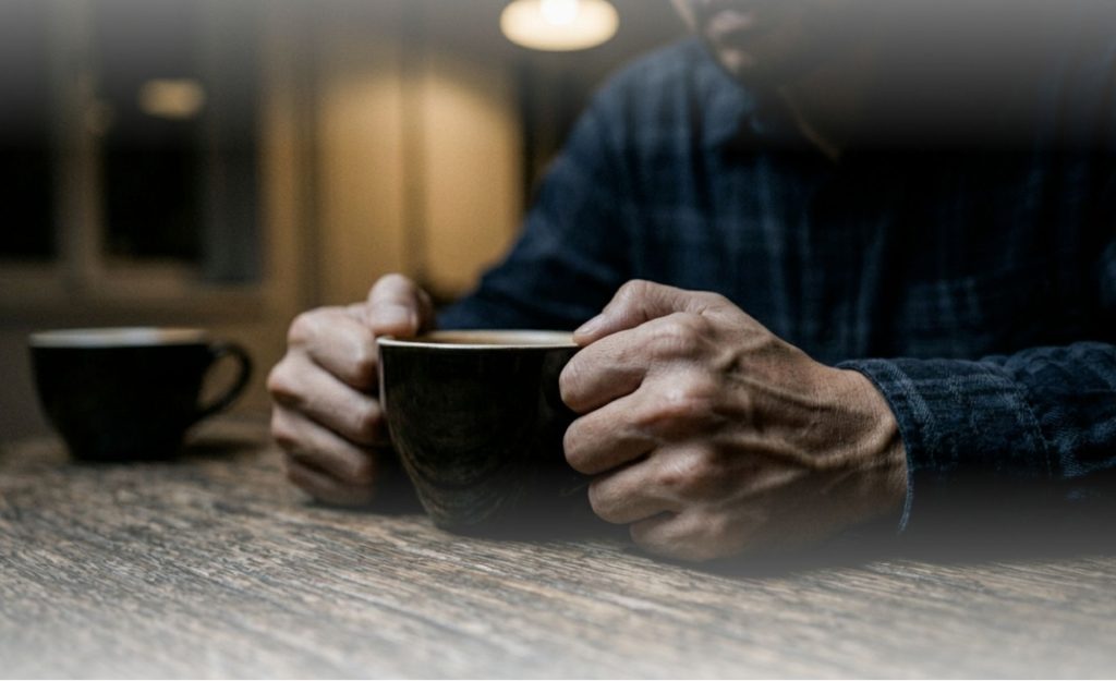 Cangkir kopi yang dipegang oleh Arga