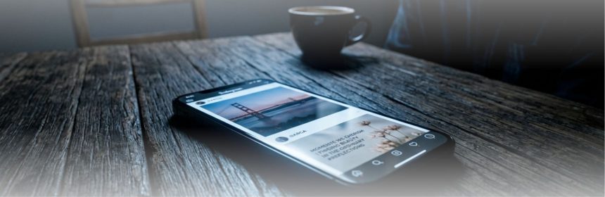 Gambar HP dengan konten Meromantisasi Luka yang dipublis ke media sosial