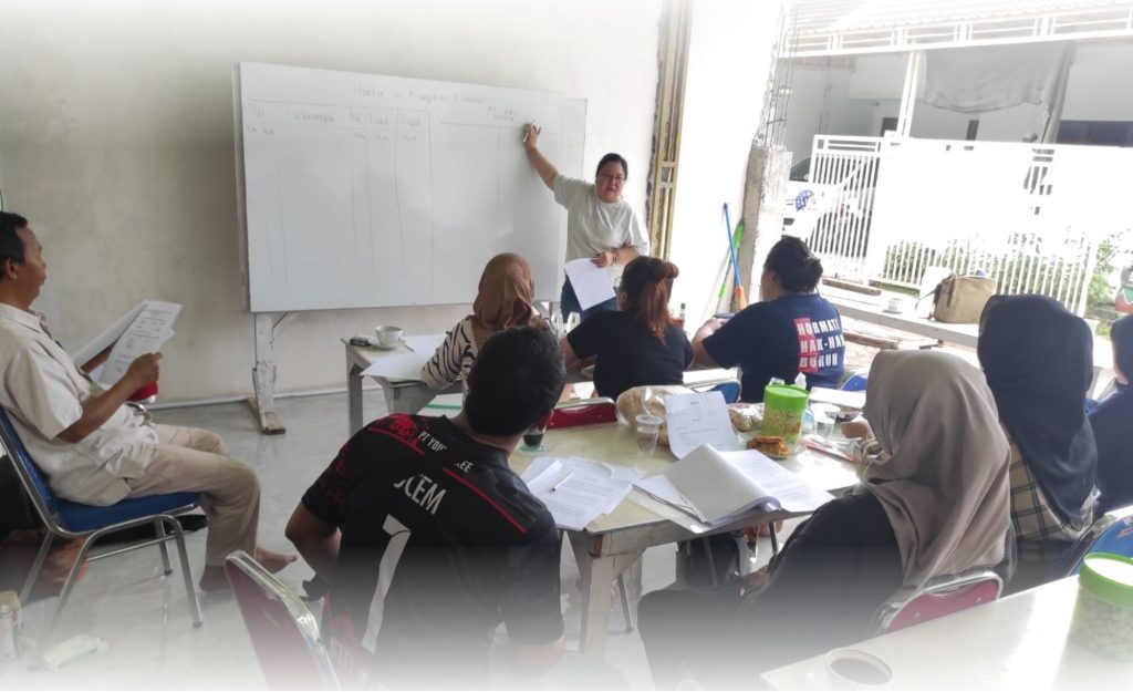 Pendidikan membentuk karakter: akuntansi dasar untuk buruh dampingan Divisi Wadah Asah Solidaritas - Yayasan Kasih Bangsa Surabaya