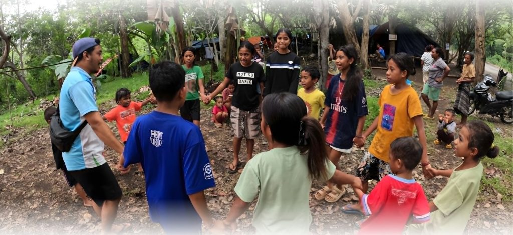 Pendidikan membentuk karakter: Pendampingan anak korban erupsi Gunung Lewotobi Laki-Laki oleh Divisi Solidaritas Relawan Kemanusiaan - Yayasan Kasih Bangsa Surabaya
