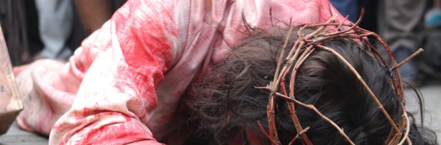 Pemeran Yesus dalam Visualisasi Jalan Salib di Gereja Katolik Santo Vincentius a Paulo Surabaya.