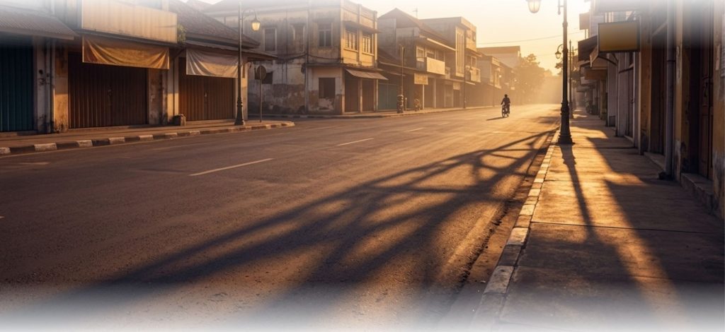 Lupa melihat: Foto reflektif jalanan saat golden hour dengan ruang kosong yang luas untuk kesan damai dan tenang.
