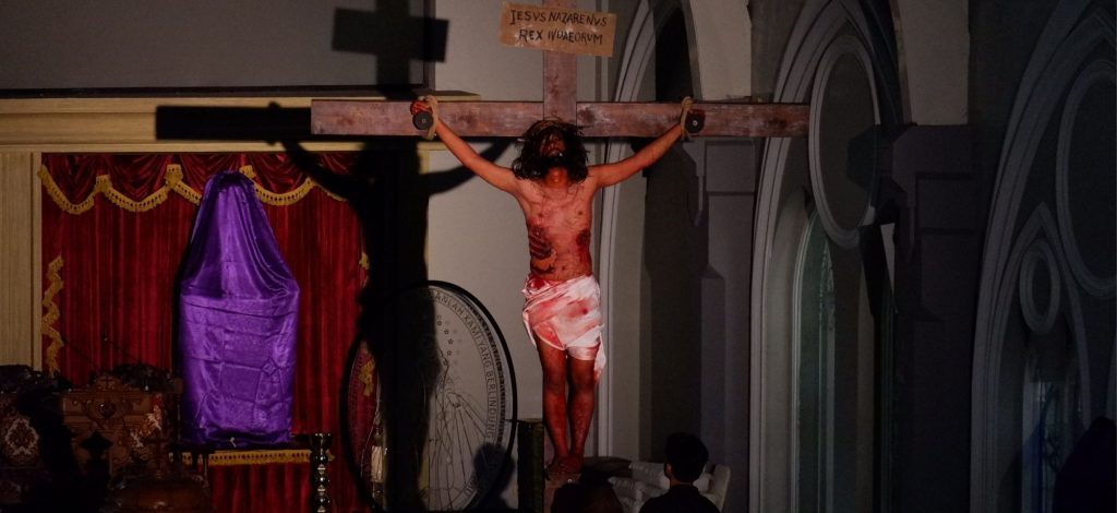 Pemeran Yesus dalam Visualisasi Jalan Salib saat disalib
