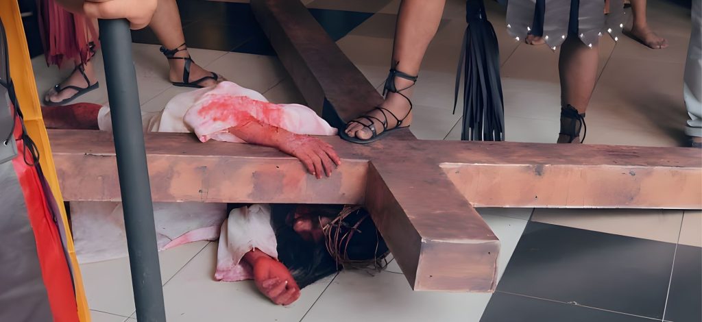 Pemeran Yesus saat Visualisasi Jalan Salib tidak membalas kejahatan fisik, karena mengajarkan tentang cinta