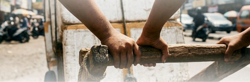 tangan kecil anak perempuan mendorong gerobak