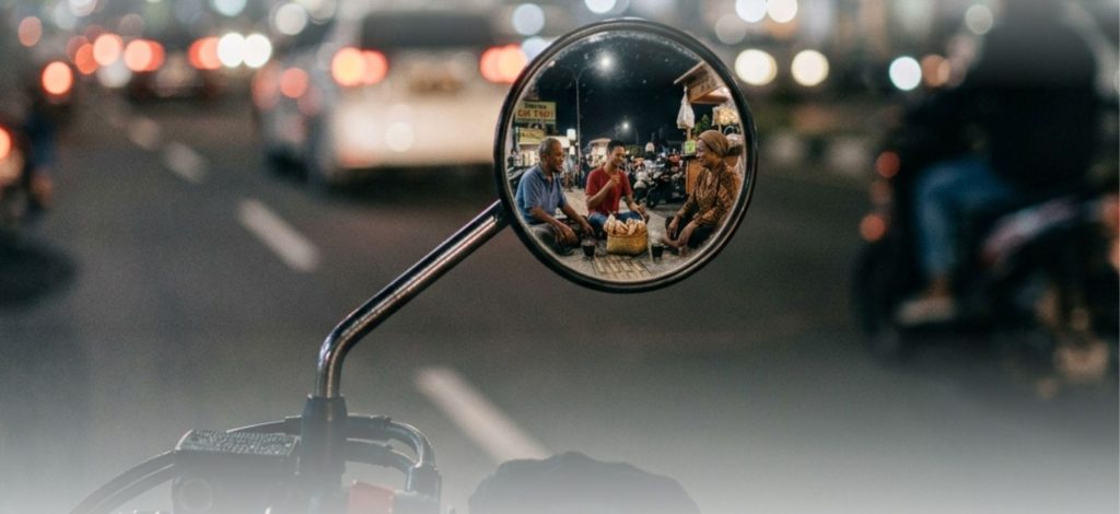 Spion menampilkan perjamuan di atas trotoar